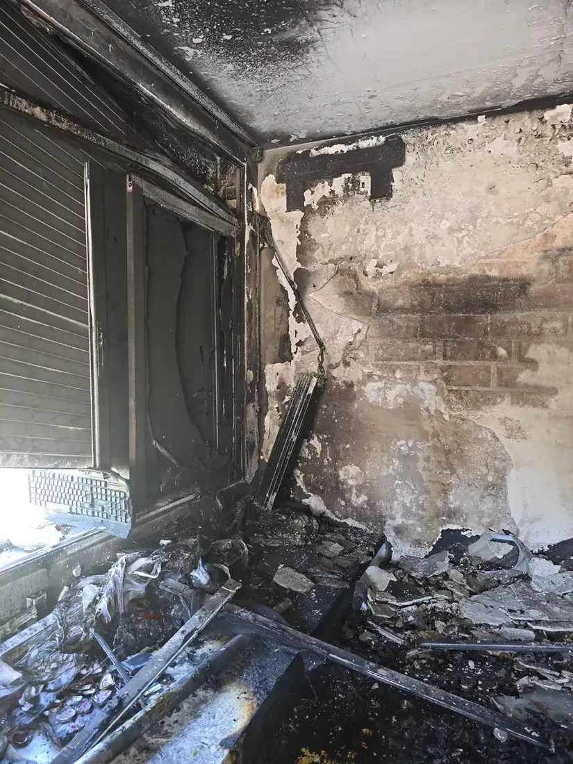 Vivienda en Madrid con daños por incendio: residuos de hollín graso en paredes, persiana fundida y contaminación térmica en techos antes de la intervención de limpieza técnica con filtración HEPA y desodorización con ozono