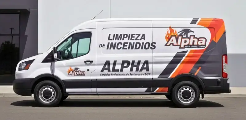 Furgoneta rotulada de Alpha Limpieza de Incendios preparada para una intervención urgente en Madrid